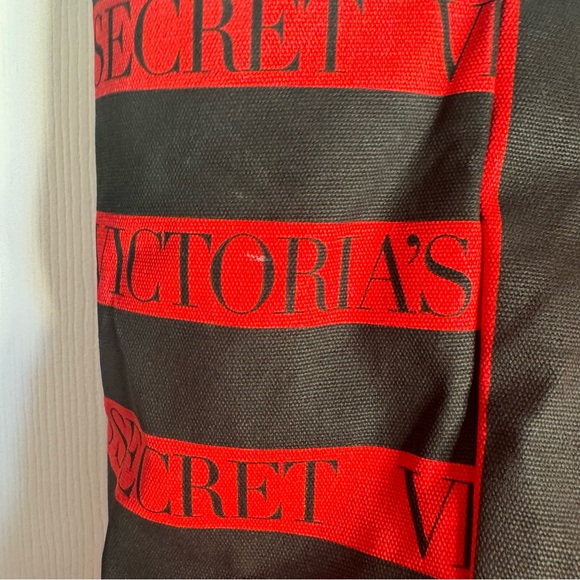 Pre-owned Victoria Secret Weekender Tote Bag XL Red & Black Striped. Large bag - Picture 10 of 16